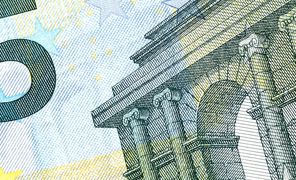 Afbeelding bij onderzoek Zicht op de financiële positie Weesp. Een vijf euro biljet.